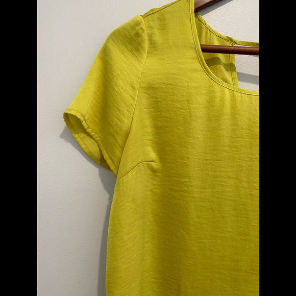 Dynamite short sleeve yellow blouse size XS - Picture 2 of 5